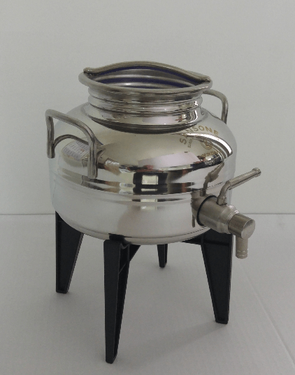 מיכל נירוסטה 3 ליטר מכסה הברגה +מעמד פלסטיק +ברז