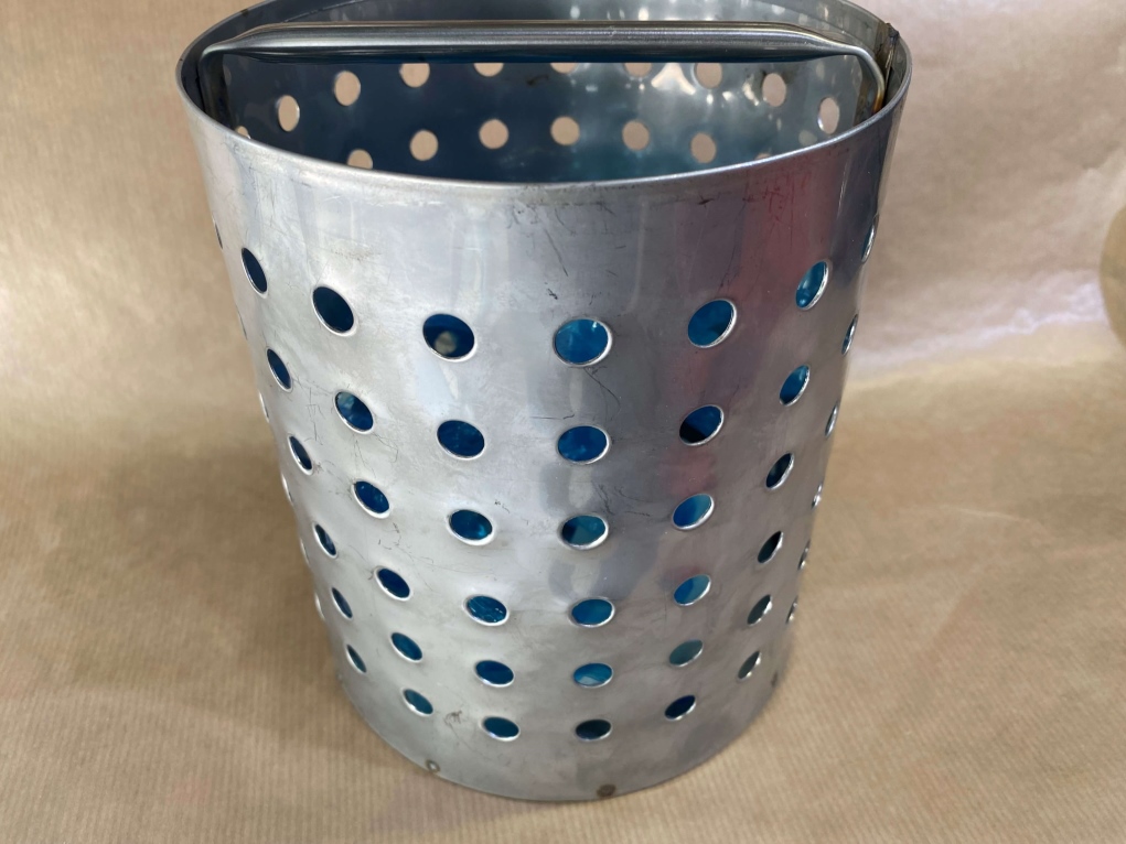 מסננת ביוב נירוסטה עגולה 17 ס"מ+ידית(0.6 נירוסטה)