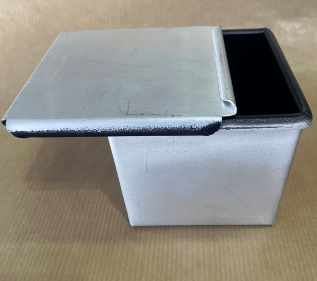 תבנית לחם קסטן אלומיניום 8/8/8 ס"מ+ מכסה ציפוי טפלון 0.5L