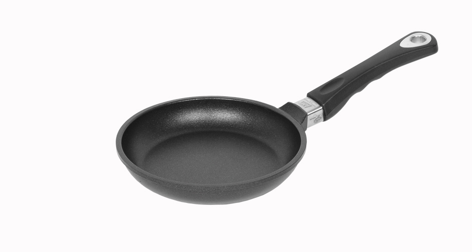 מחבת יציקה אלומיניום 20 ס"מ ציפוי לוטן 420  AMT