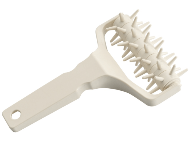 גלגלת קוצים לבצק פלסיק לבן