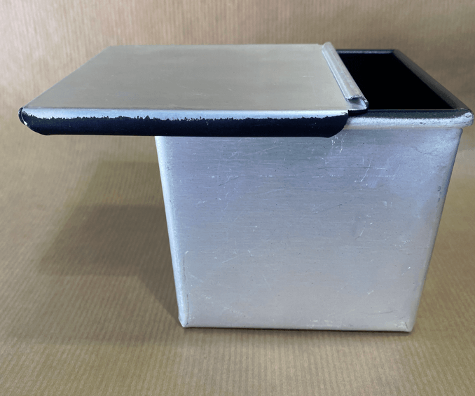 תבנית לחם קסטן אלומיניום 10/10/10 + מכסה ציפוי טפלון 0.85L