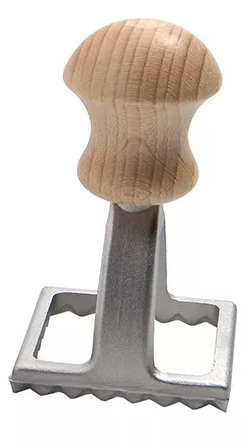 חותמת בצק/רביולי, ידית עץ,  מרובע גדול 7 ס"מ Zasevas