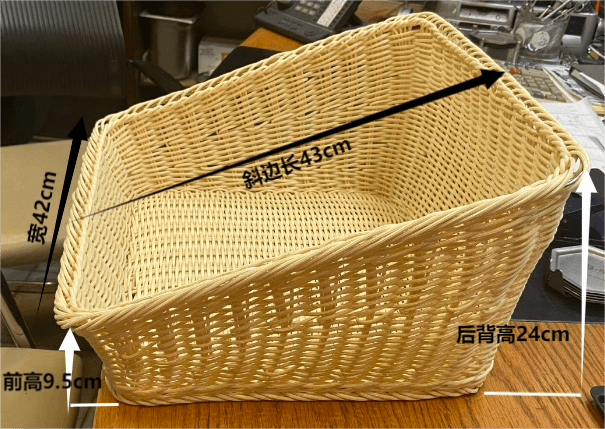 סלסלה מלבנית משופעת מחוזקת 43/42/24/9.5  ס"מ דמוי קש טבעי בהיר