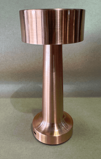 מנורת שולחן 21 ס"מ נטענת נחושת ראש שטוח מעוגל  "נטו"