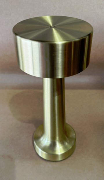 מנורת שולחן 21 ס"מ נטענת זהב ראש שטוח מעוגל  "נטו"