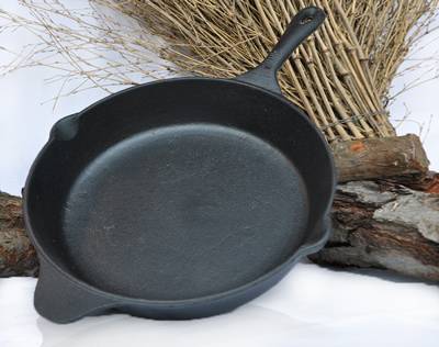 מחבת יציקת ברזל עמוקה קוטר 32 ס"מ ידית מתכת (יציקה)